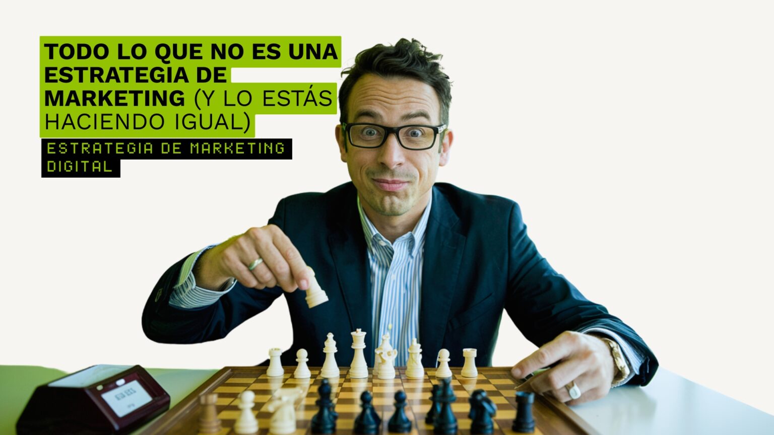 Persona improvisando en su estrategia de marketing digital sin rumbo ni plan, simbolizando errores comunes en negocios.